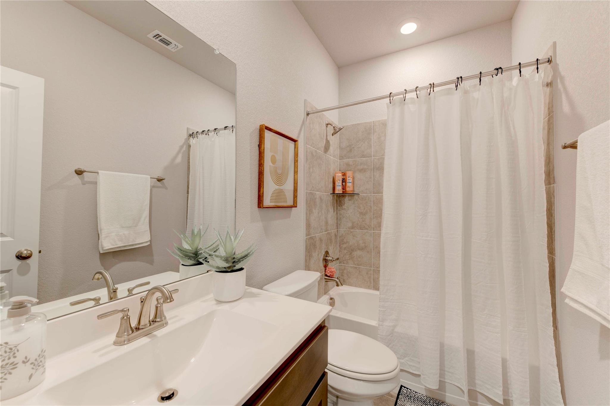 520 Clearlake Dr, Hutto, TX 78634