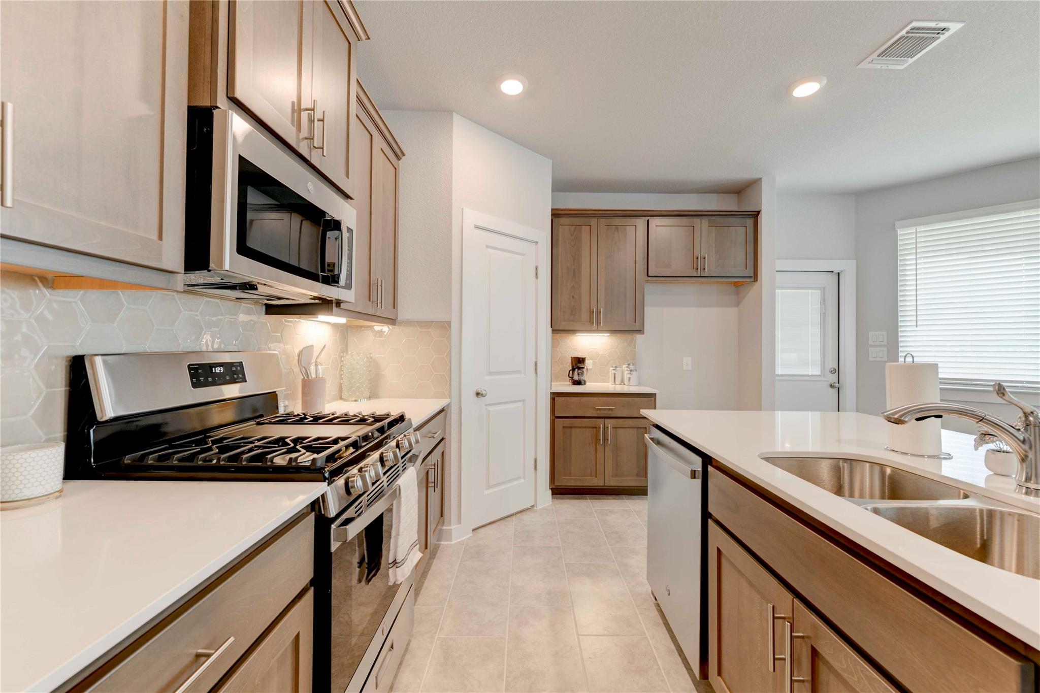 520 Clearlake Dr, Hutto, TX 78634