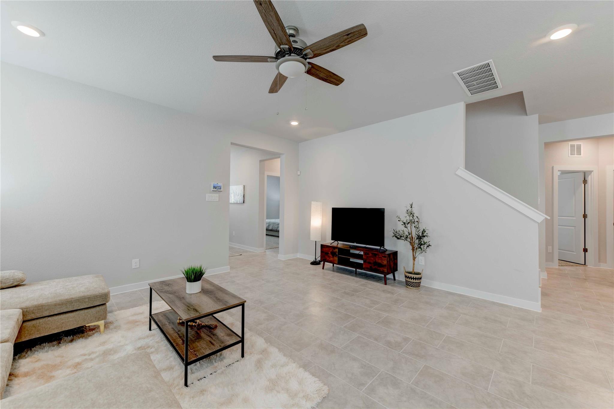 520 Clearlake Dr, Hutto, TX 78634