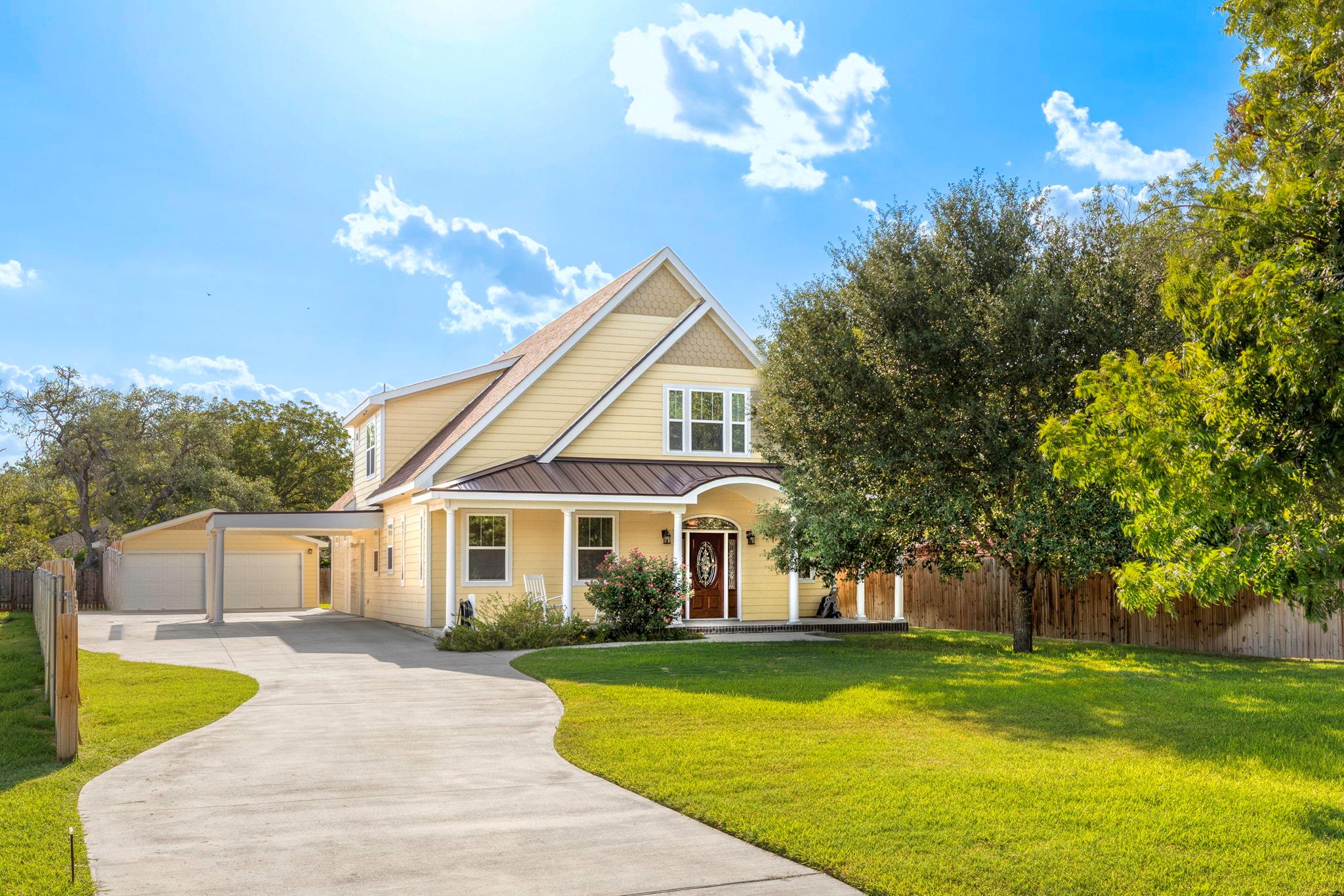 727 S Guadalupe St, Lockhart, TX 78644