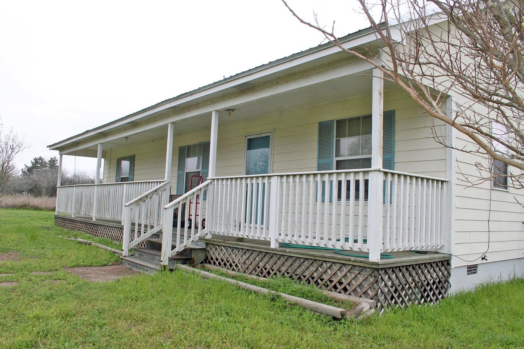 199 Sunset Trl, Luling, TX 78648