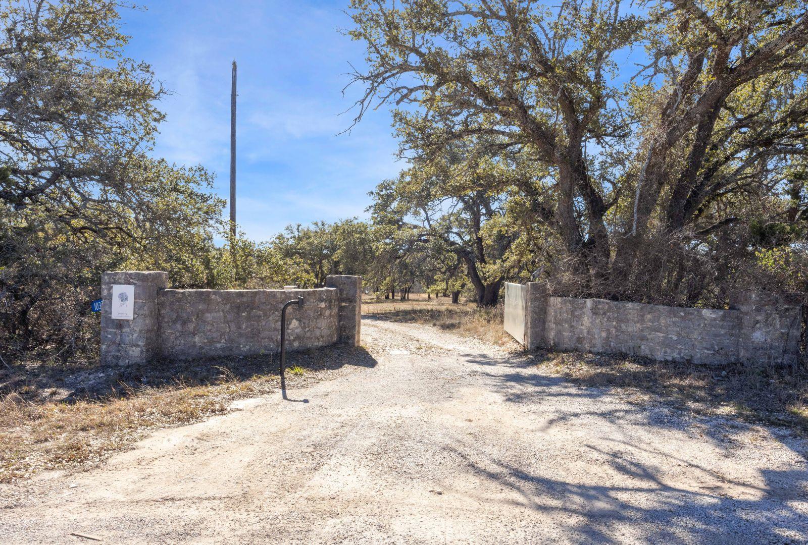 1037 Ranch Road 962 W, Round Mountain, TX 78663