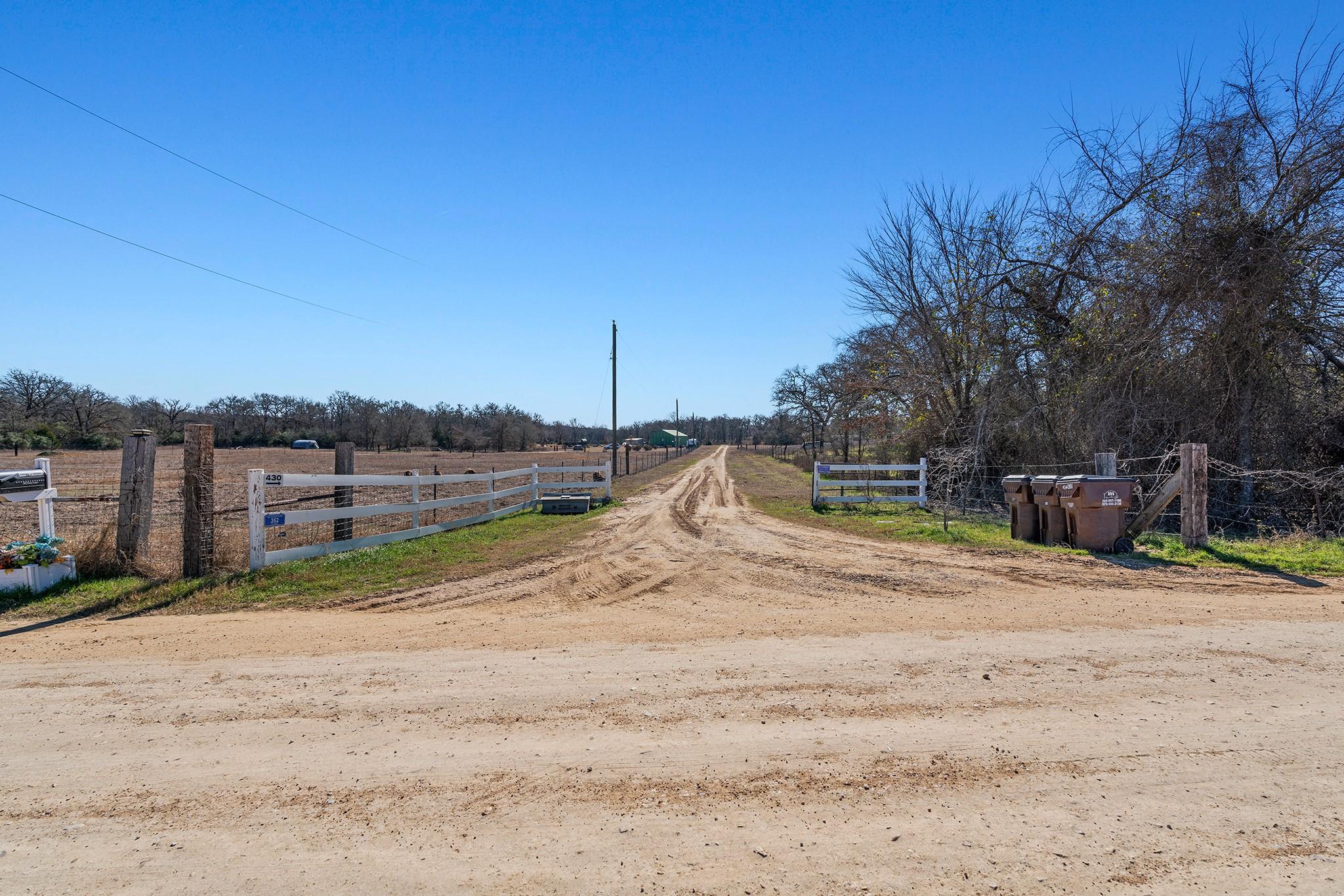 360 Perry Ln, Thorndale, TX 76577