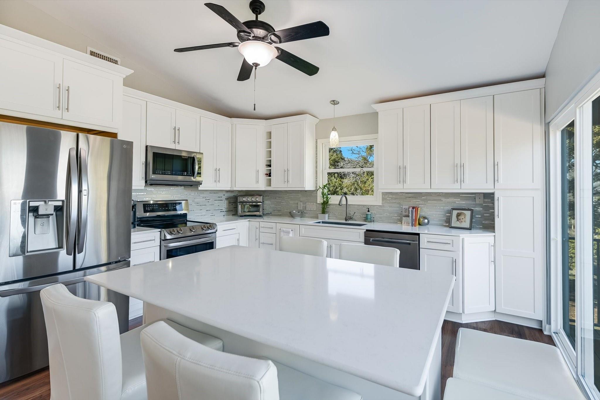 20812 E Lakeshore Dr, Spicewood, TX 78669