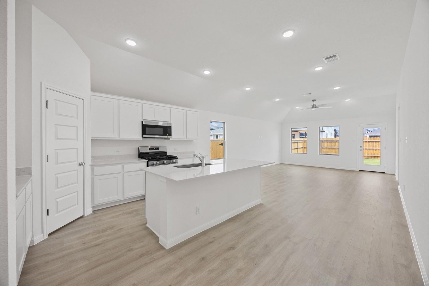 327 Bendecido Loop, Elgin, TX 78621