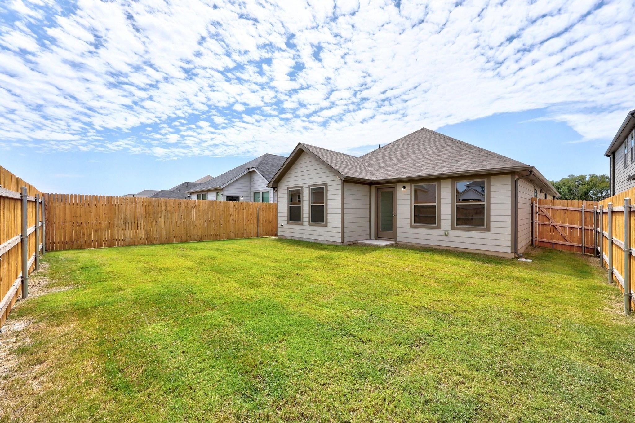 327 Bendecido Loop, Elgin, TX 78621