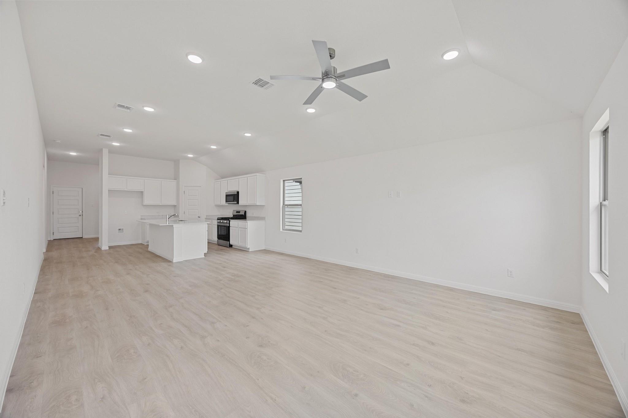 327 Bendecido Loop, Elgin, TX 78621