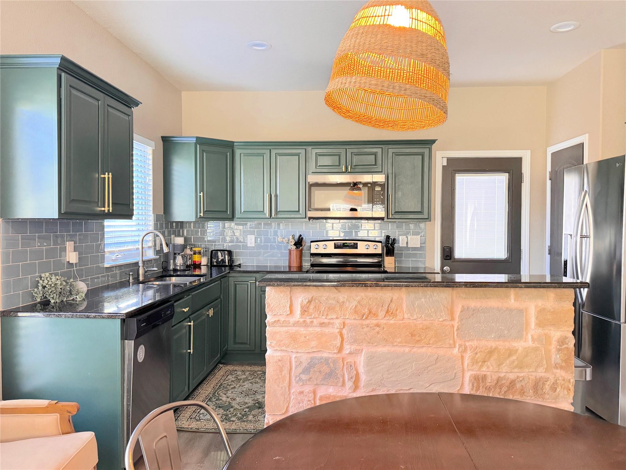 1009 Eagle Flight Dr, Canyon Lake, TX 78133
