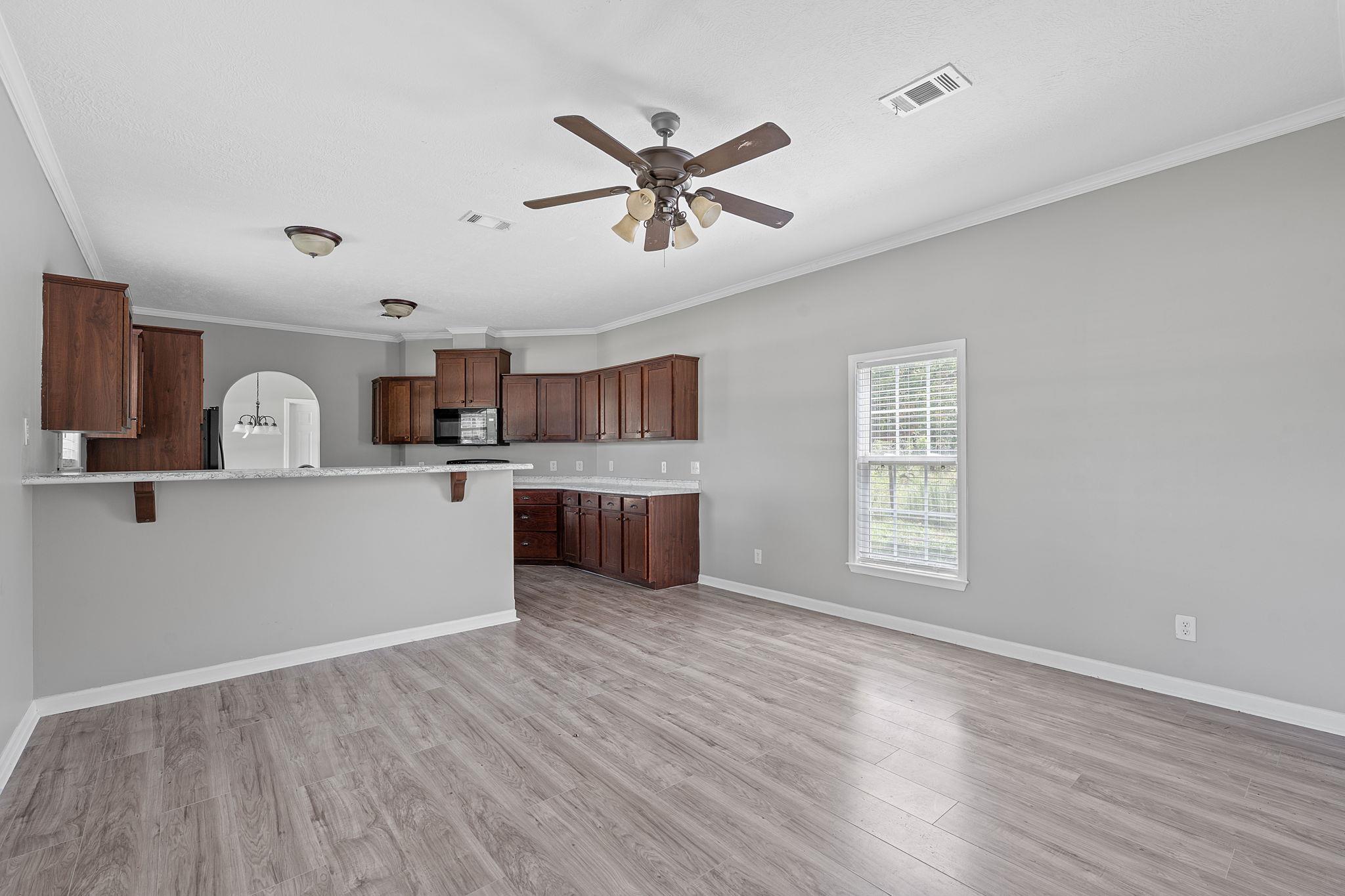 130 Leaning Oaks Cir, Seguin, TX 78155