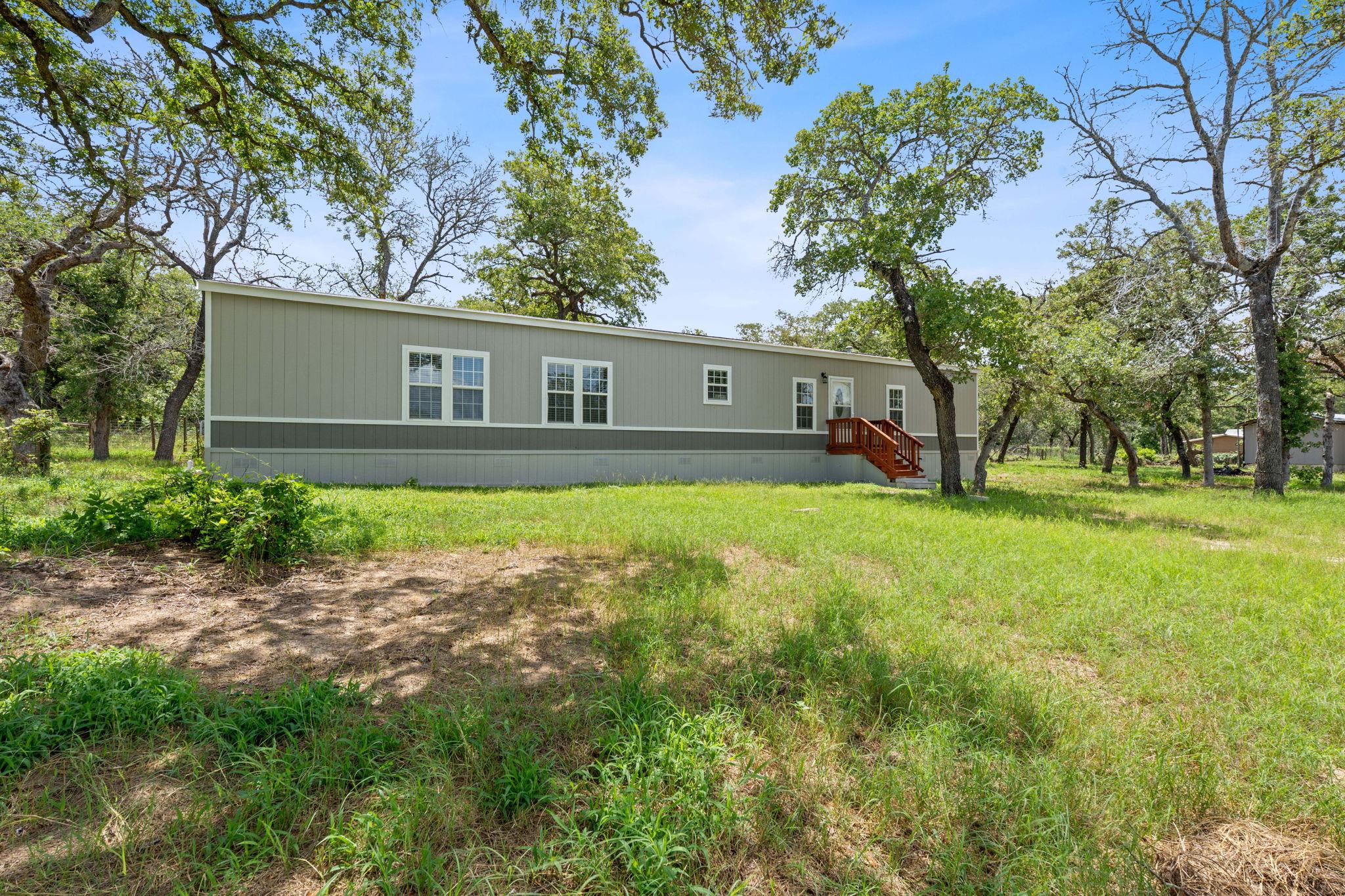 130 Leaning Oaks Cir, Seguin, TX 78155