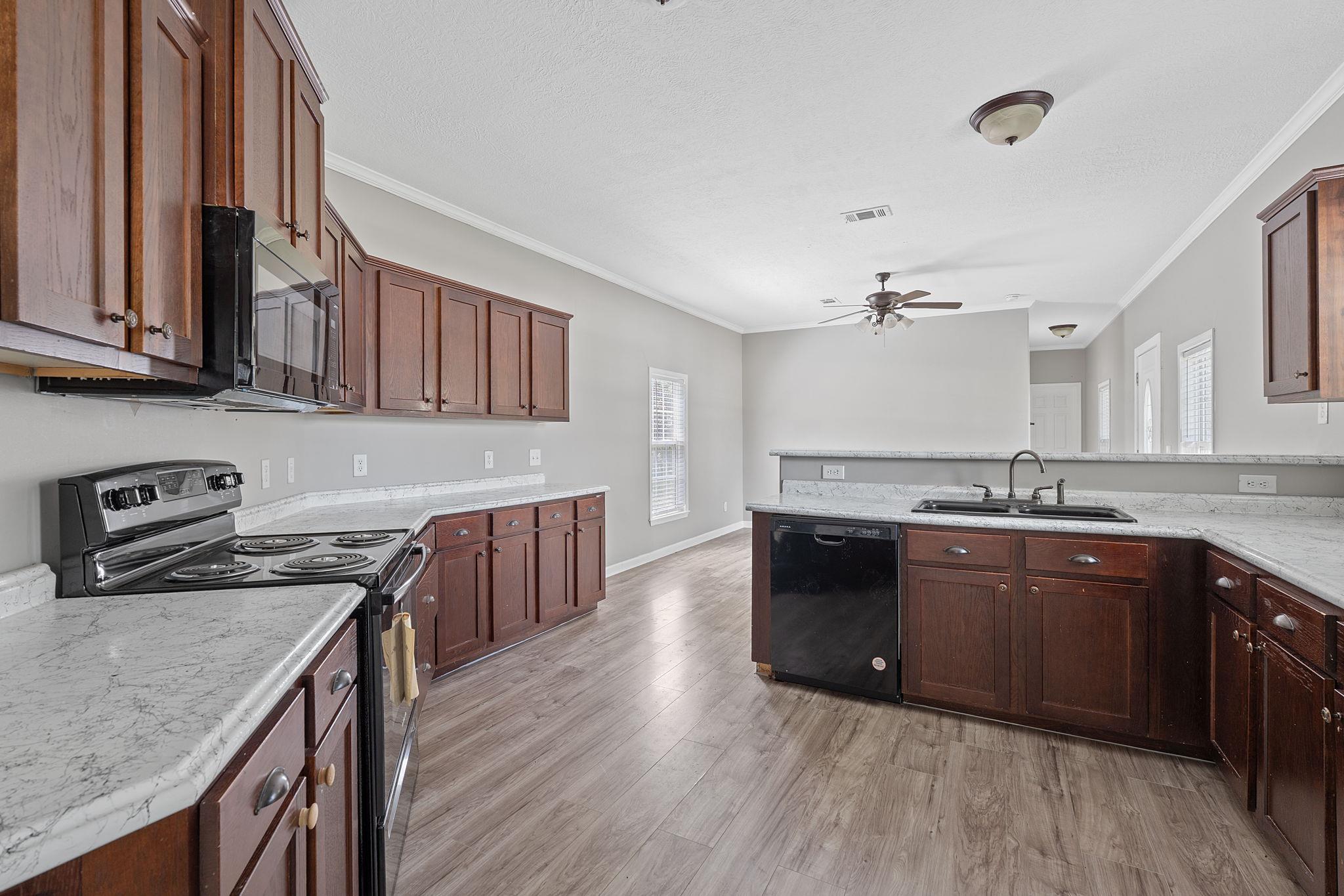 130 Leaning Oaks Cir, Seguin, TX 78155