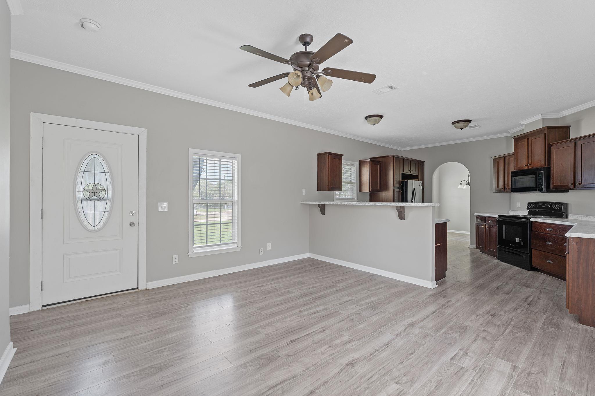 130 Leaning Oaks Cir, Seguin, TX 78155