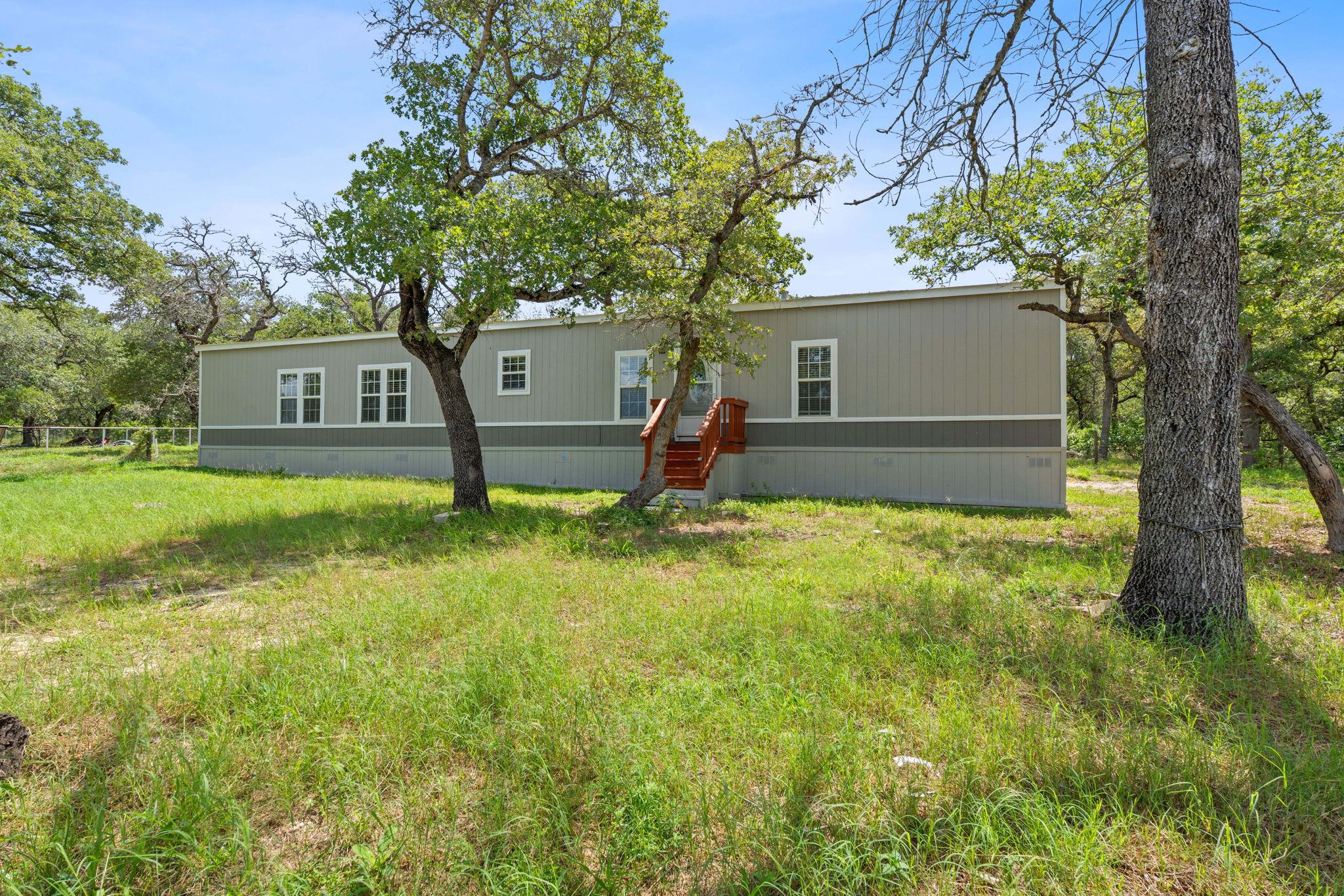 130 Leaning Oaks Cir, Seguin, TX 78155