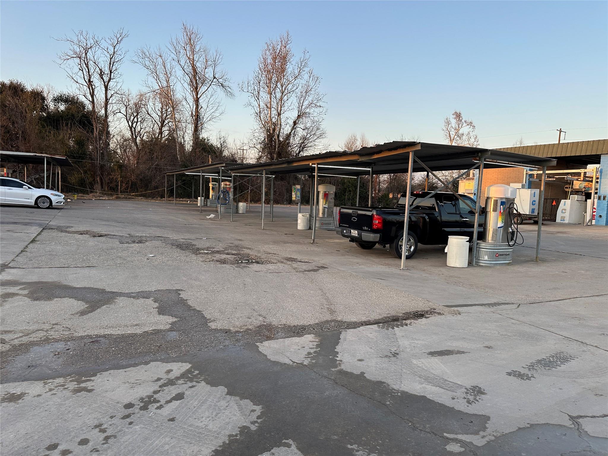 1806 N Main St, Taylor, TX 76574