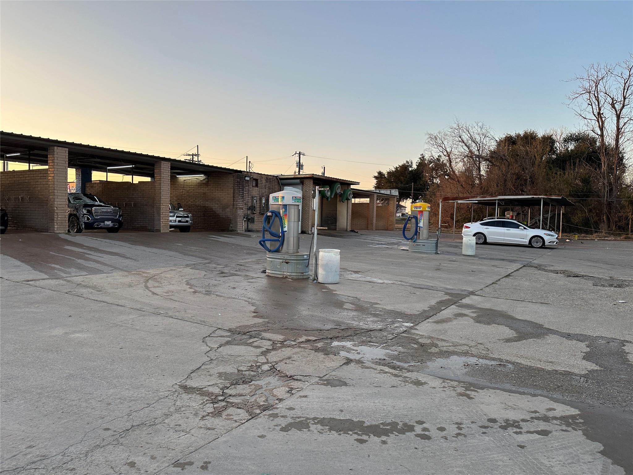 1806 N Main St, Taylor, TX 76574