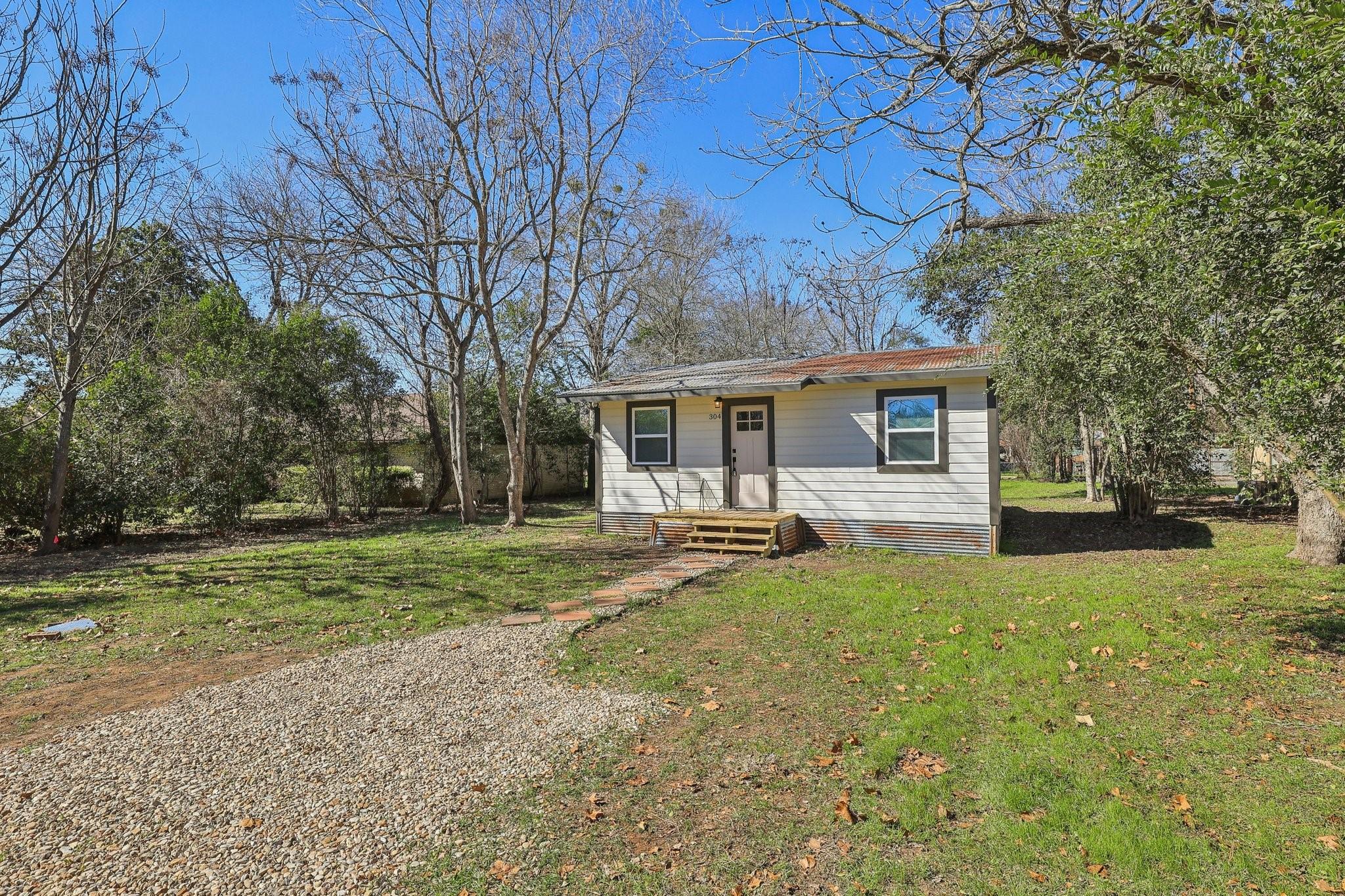 304 Harris St, Smithville, TX 78957