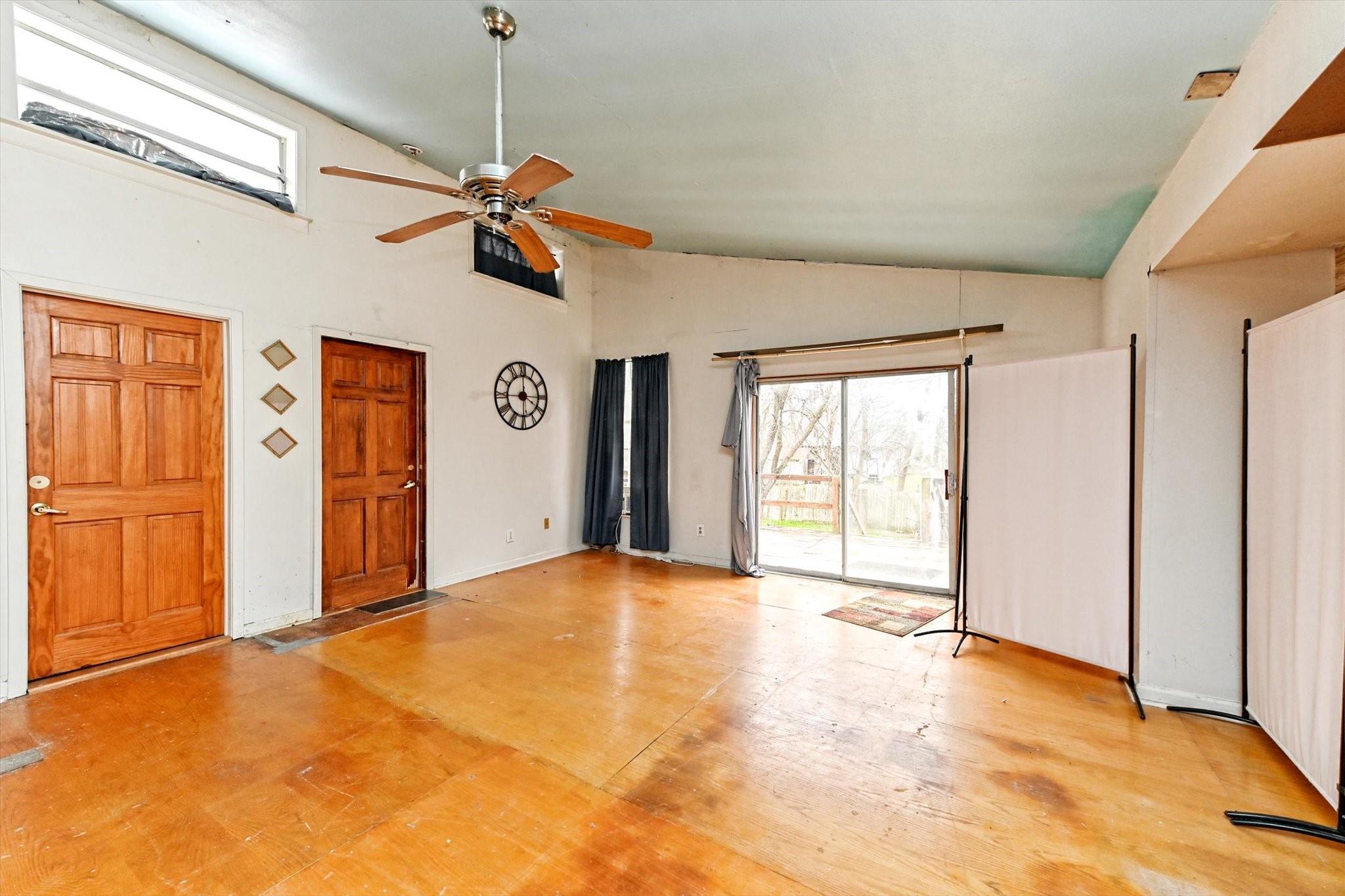 206 M L K Dr # B, Elgin, TX 78621