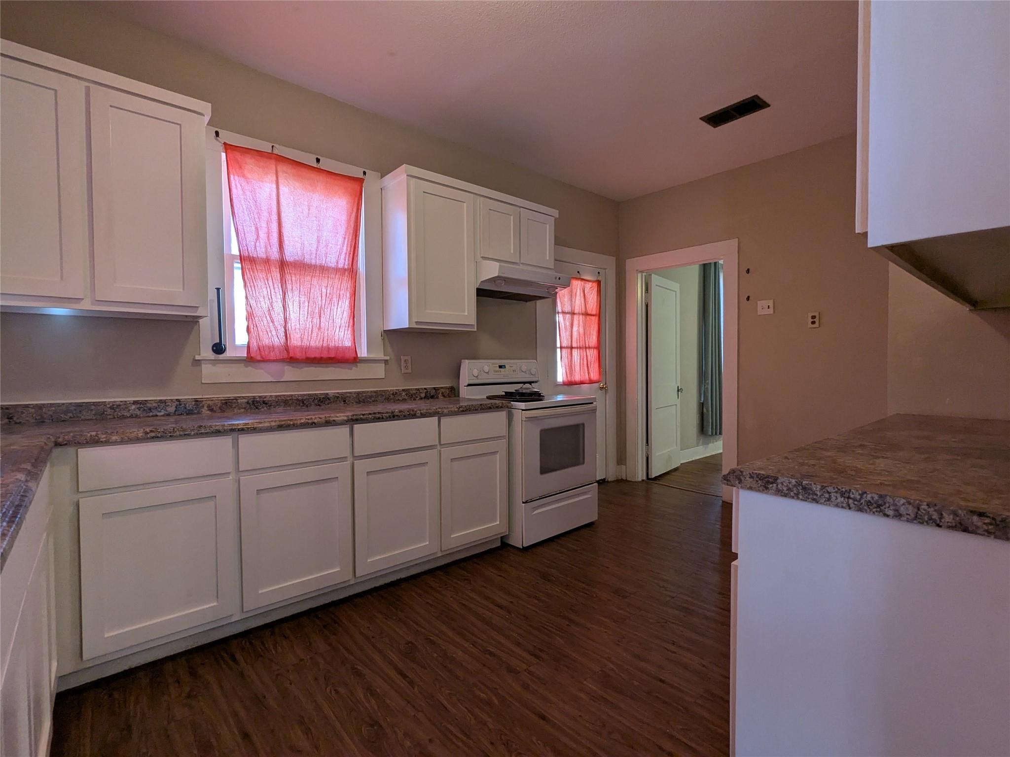 207 W 5th St, Lampasas, TX 76550