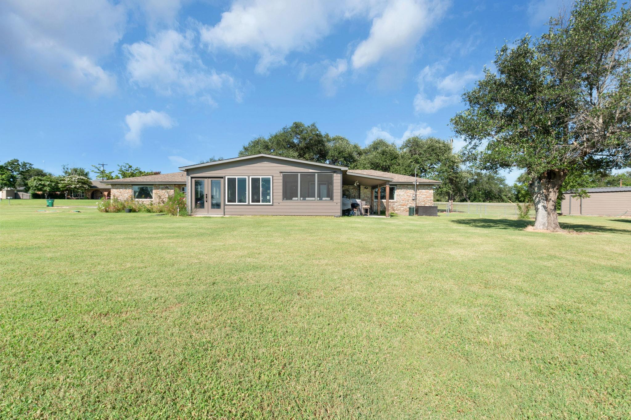 208 Iris Ln, Buchanan Dam, TX 78609