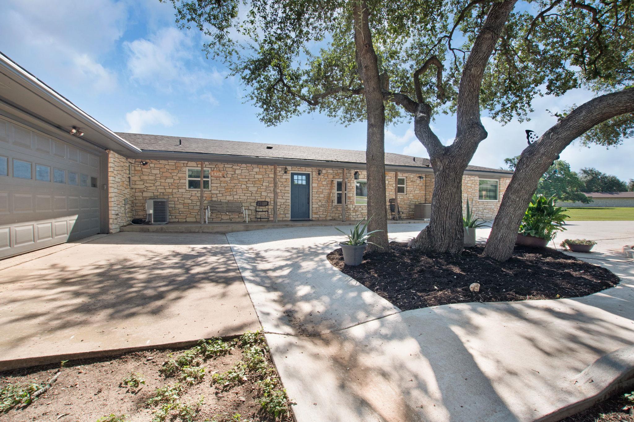 208 Iris Ln, Buchanan Dam, TX 78609