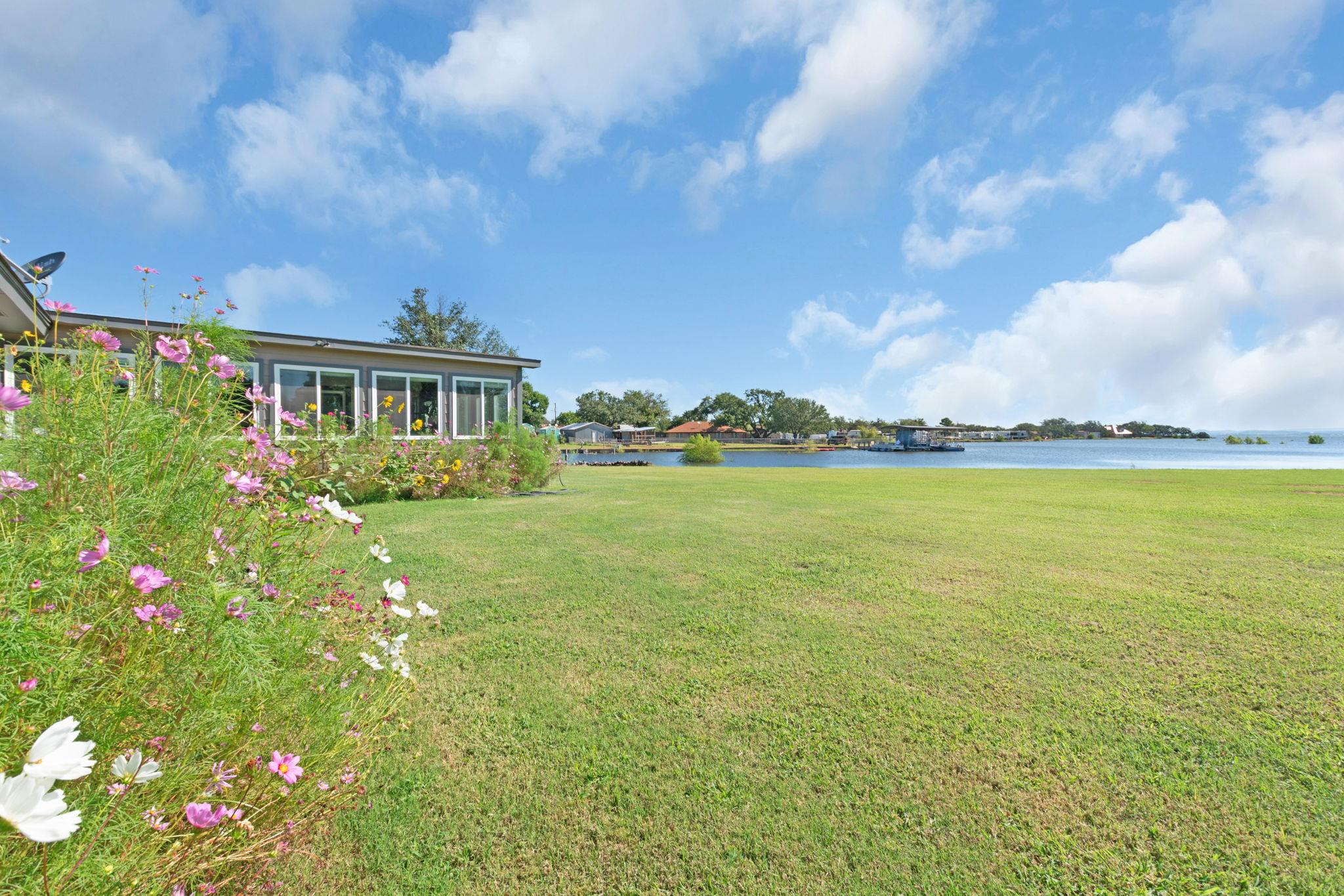 208 Iris Ln, Buchanan Dam, TX 78609