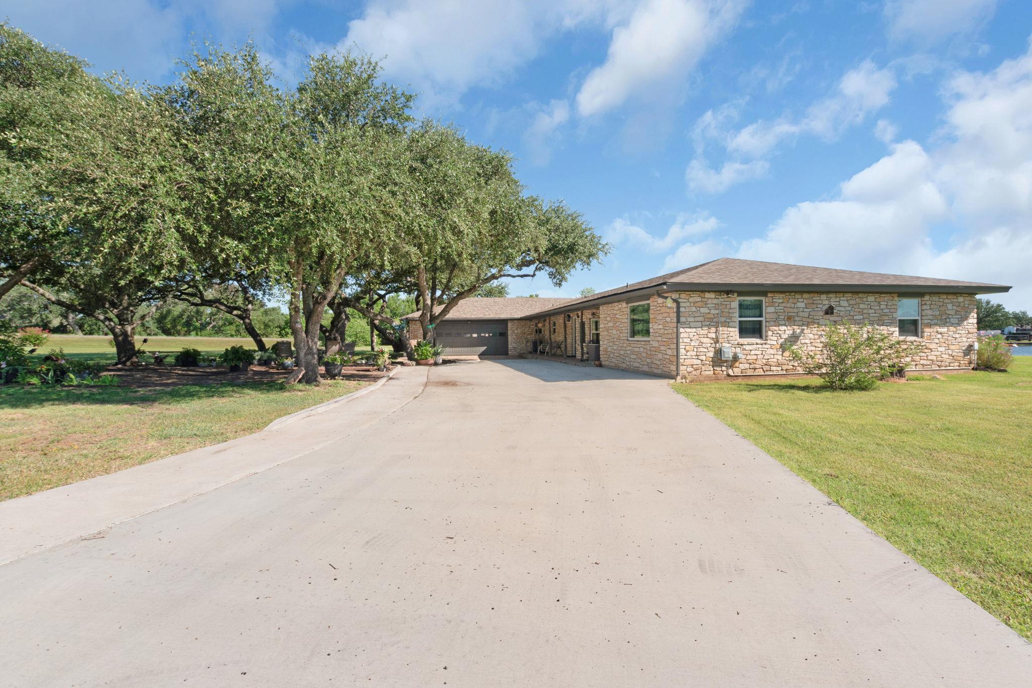 208 Iris Ln, Buchanan Dam, TX 78609