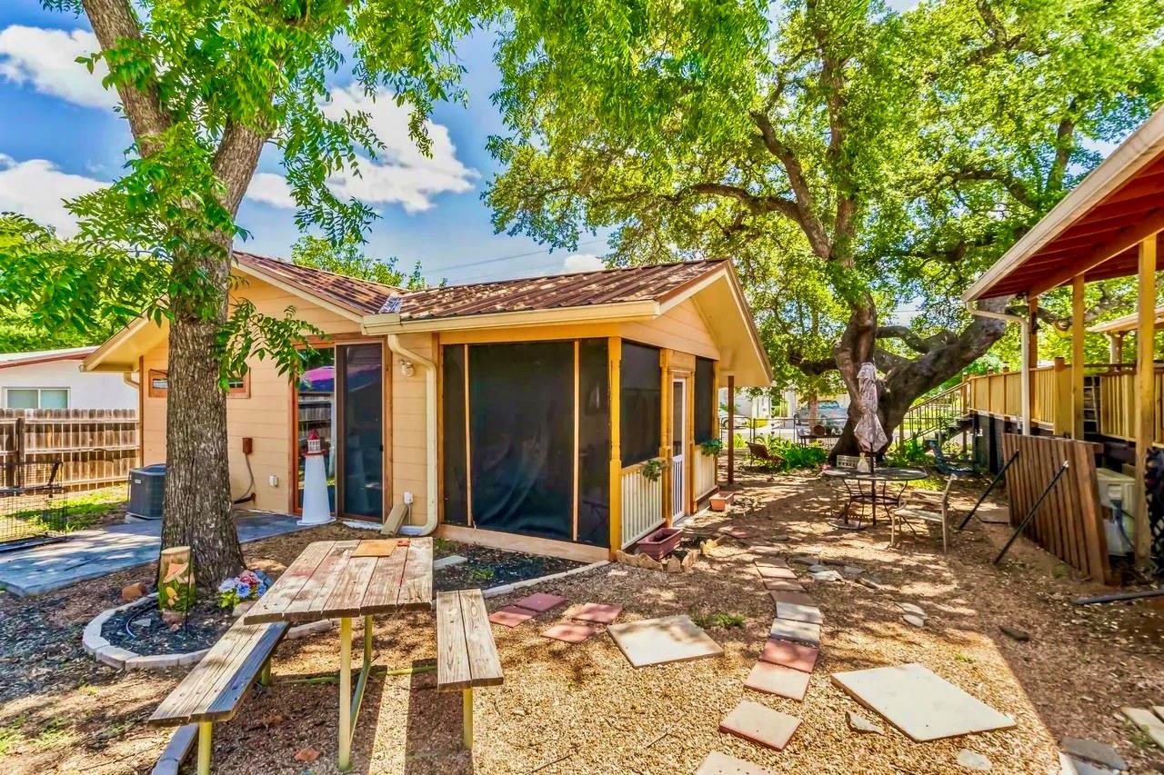 1307 WRIGHT St, Llano, TX 78643