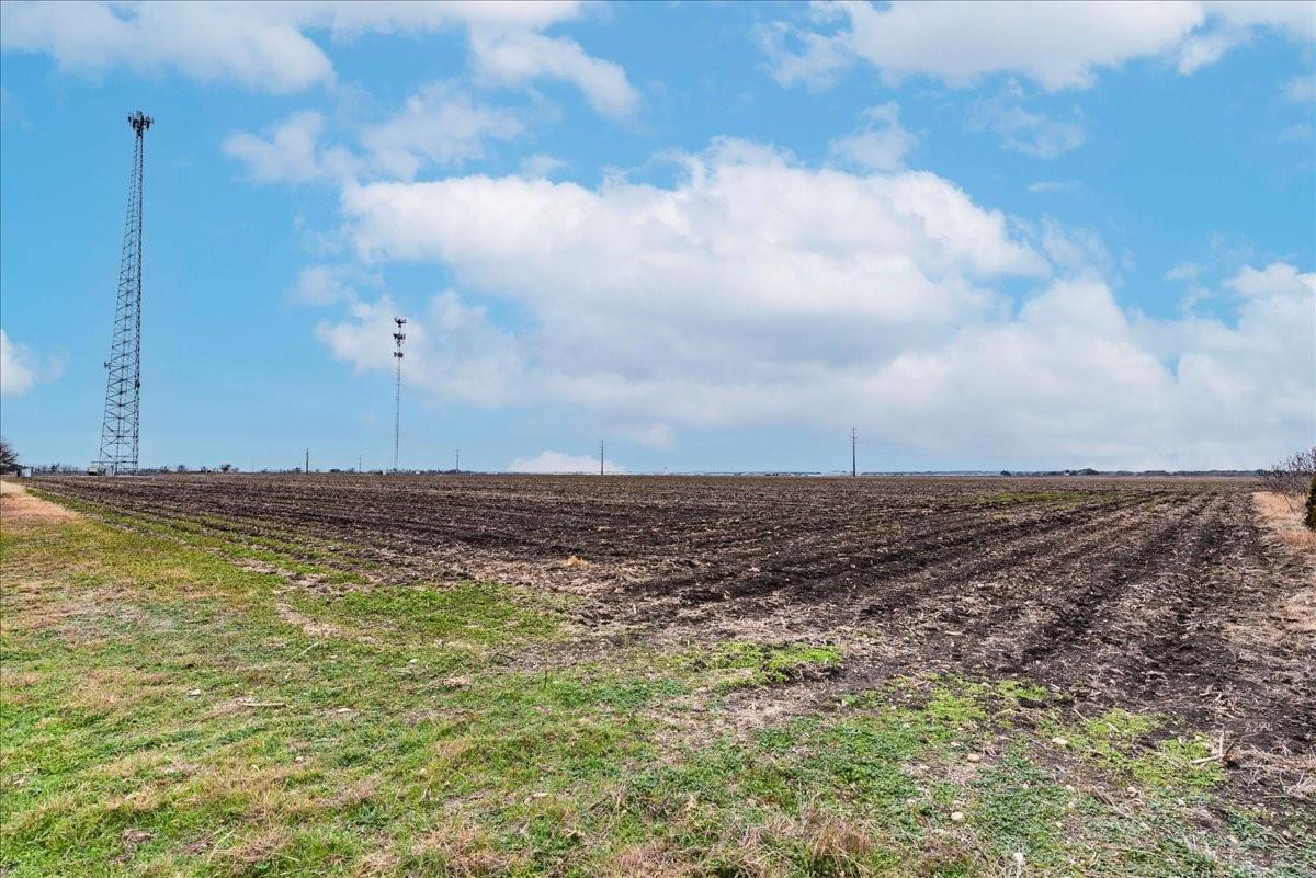 530 Continental Dr, Seguin, TX 78155