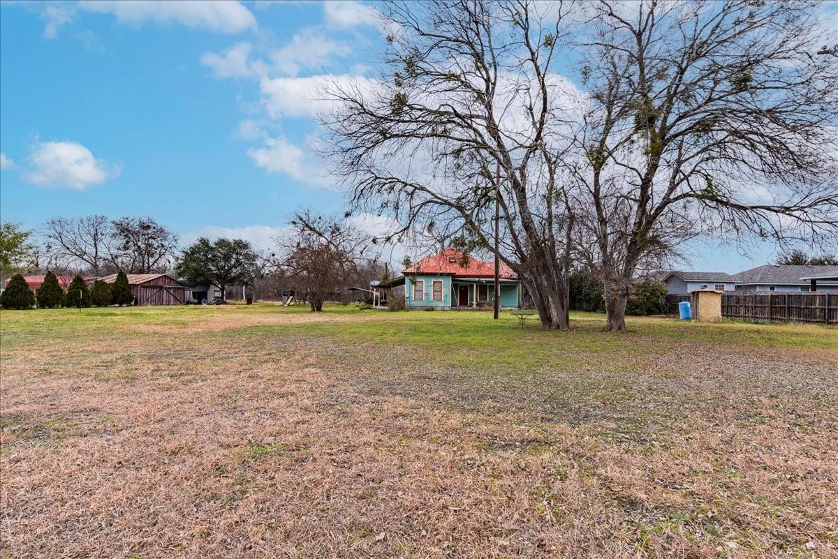 530 Continental Dr, Seguin, TX 78155
