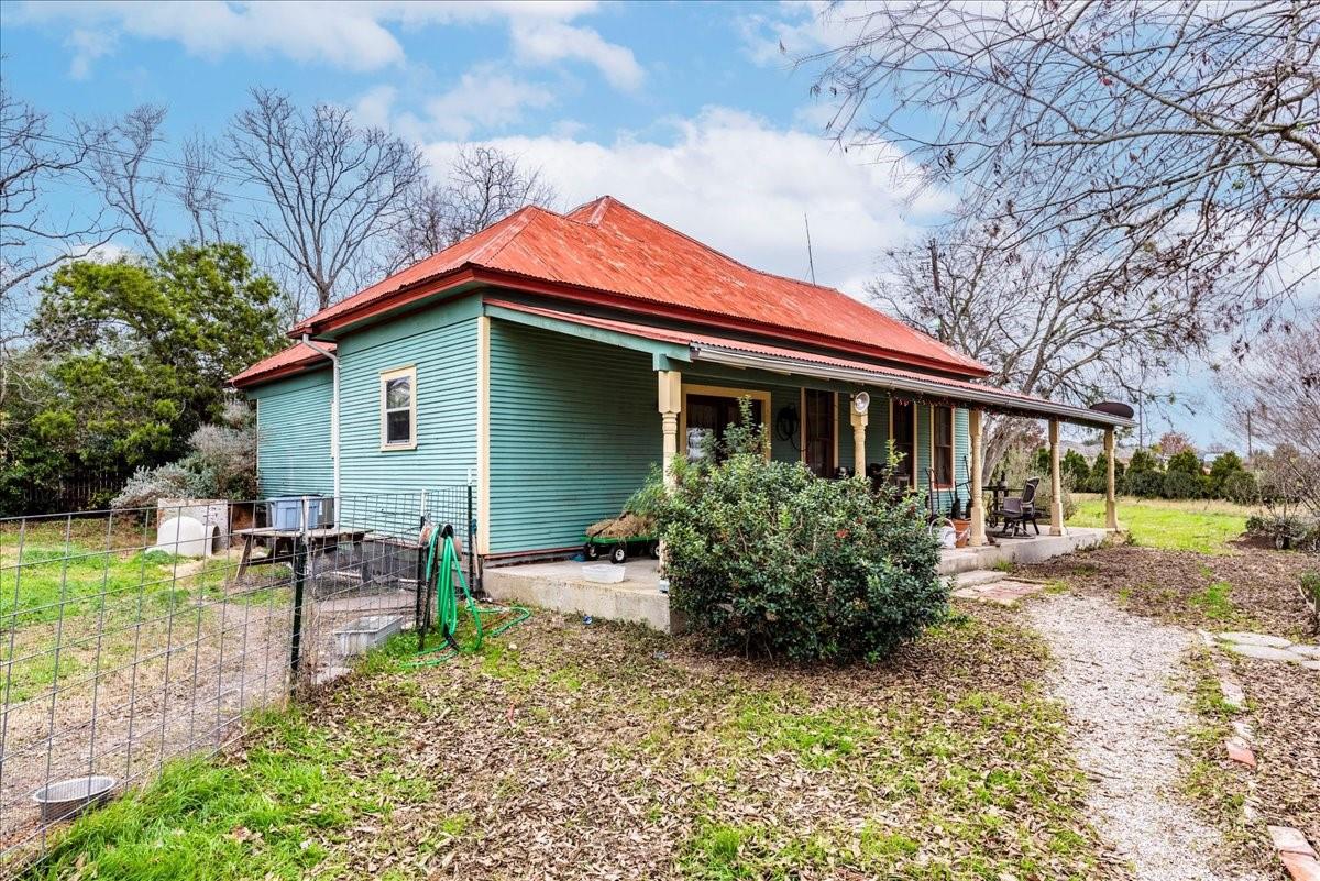 530 Continental Dr, Seguin, TX 78155