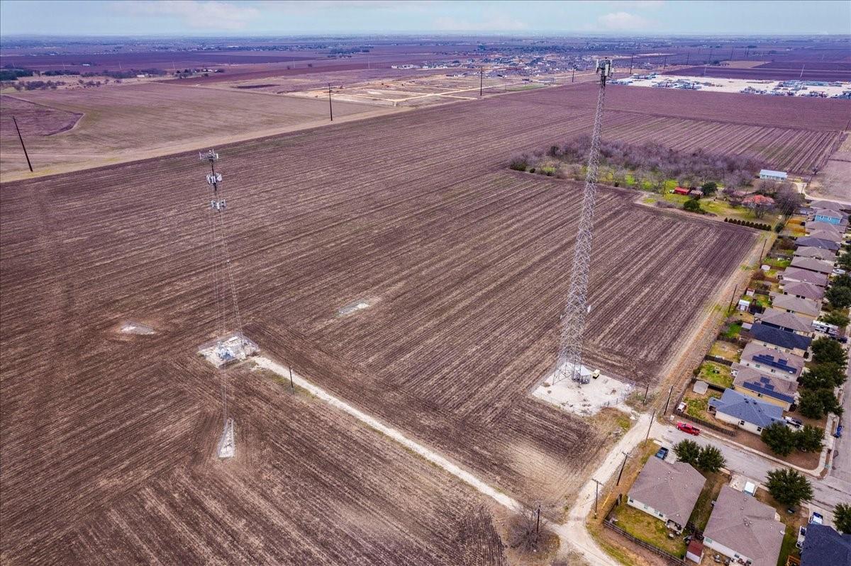 530 Continental Dr, Seguin, TX 78155