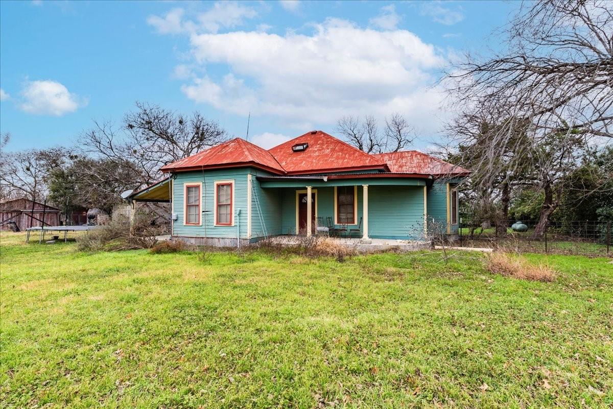 530 Continental Dr, Seguin, TX 78155