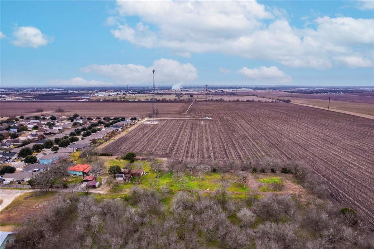 530 Continental Dr, Seguin, TX 78155