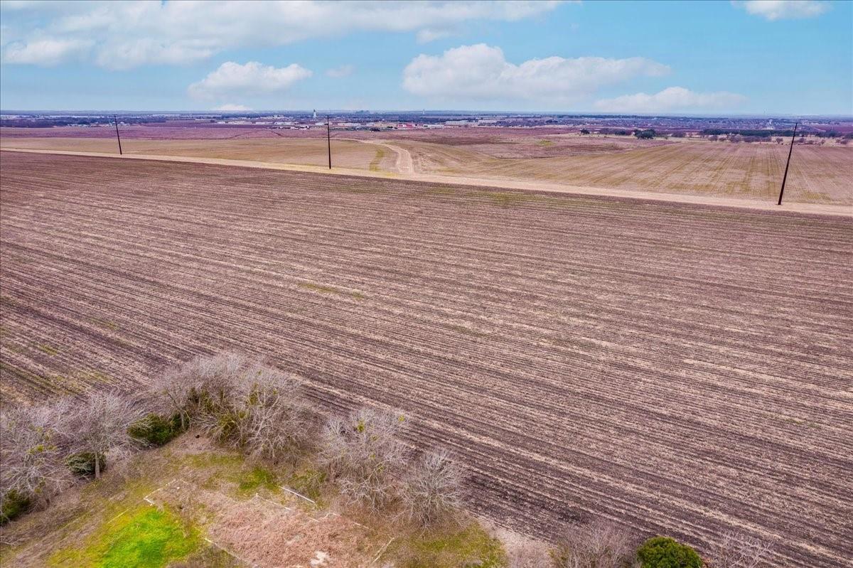 530 Continental Dr, Seguin, TX 78155