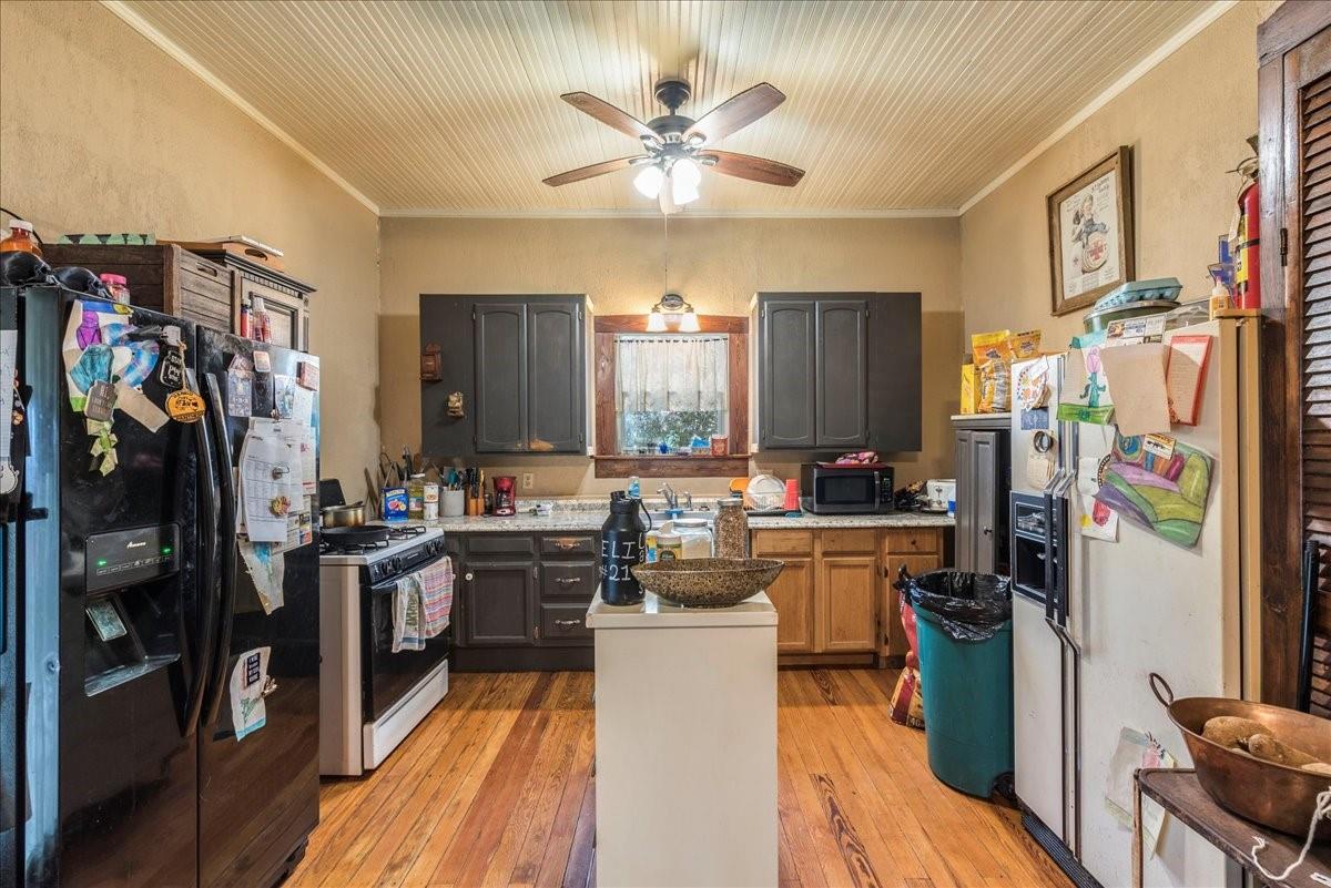 530 Continental Dr, Seguin, TX 78155