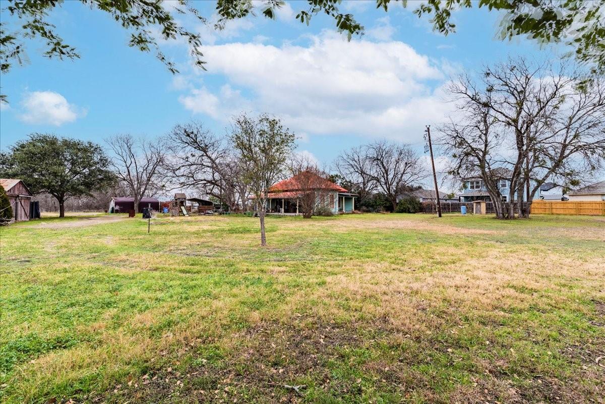 530 Continental Dr, Seguin, TX 78155