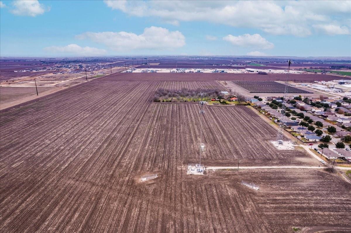 530 Continental Dr, Seguin, TX 78155