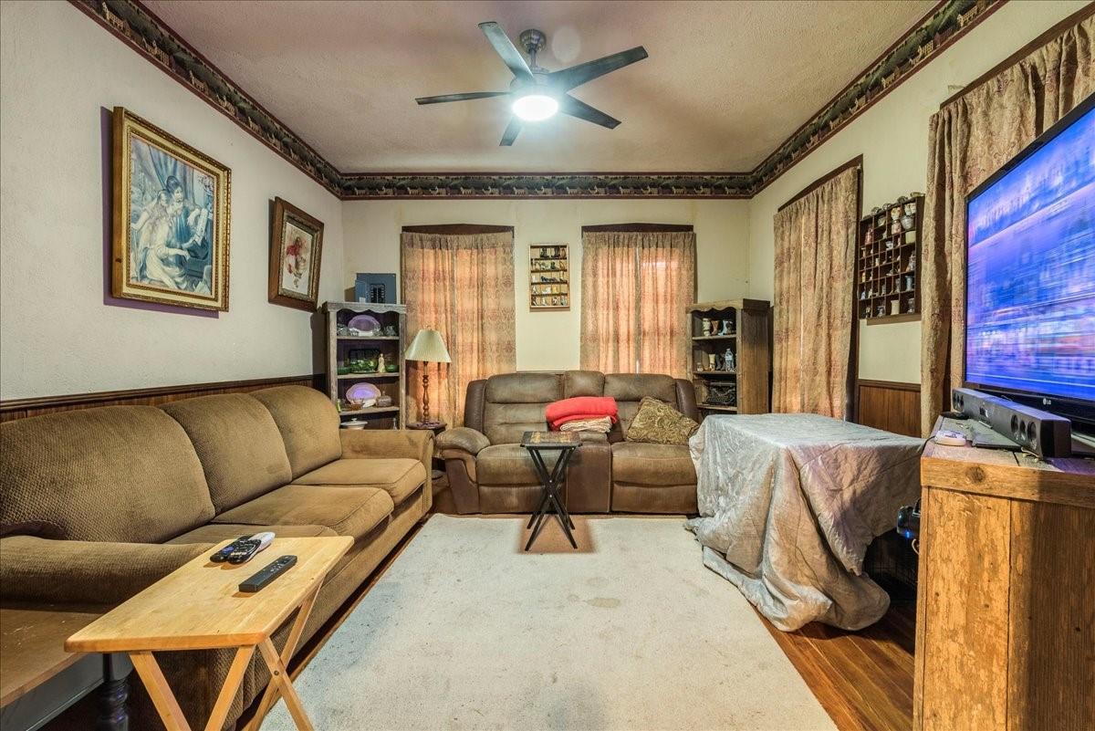 530 Continental Dr, Seguin, TX 78155