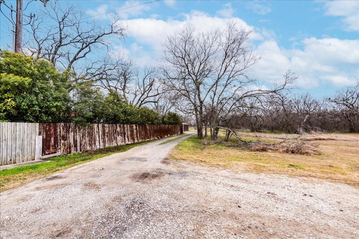 530 Continental Dr, Seguin, TX 78155