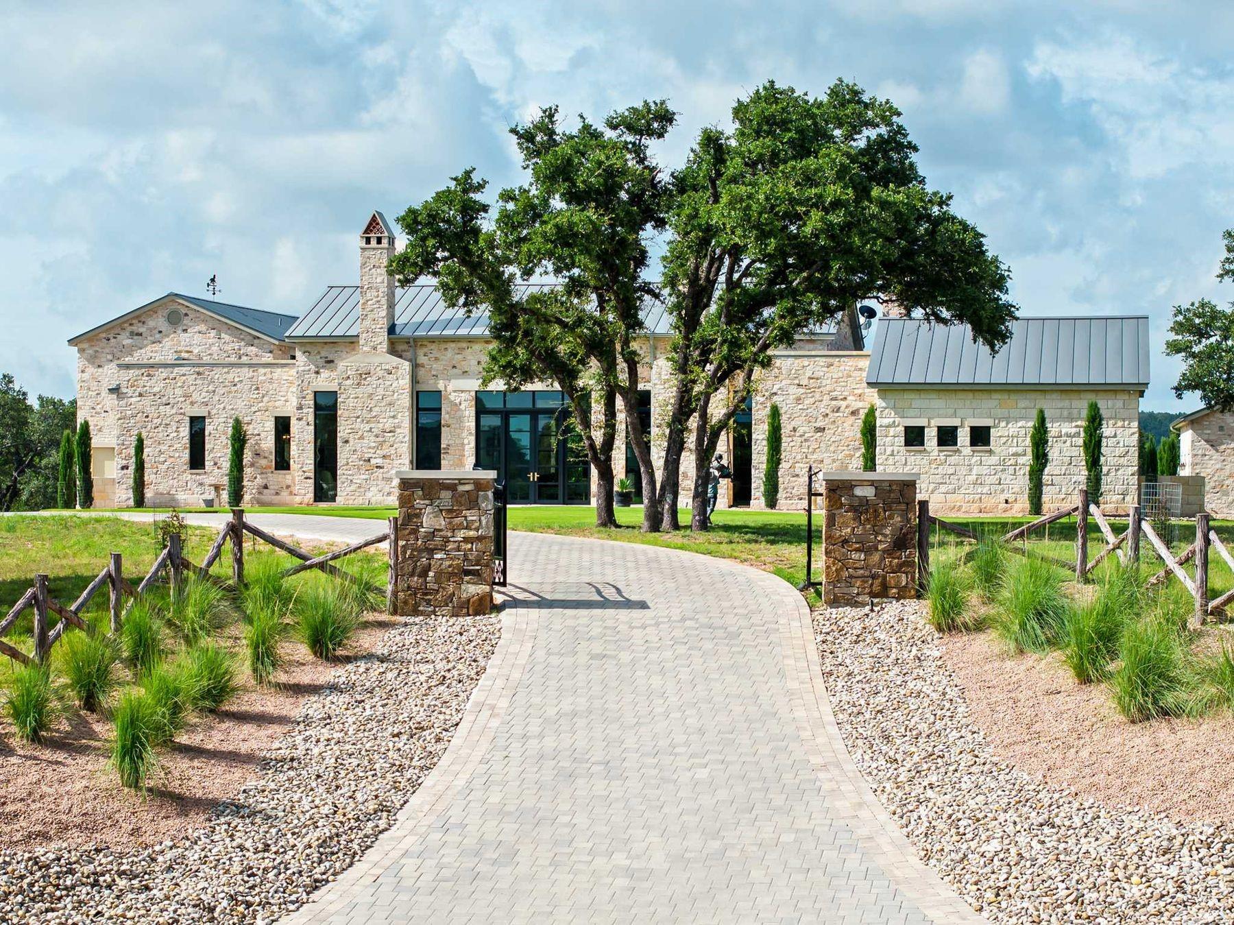 371 Achtzehn Rd, Fredericksburg, TX 78624
