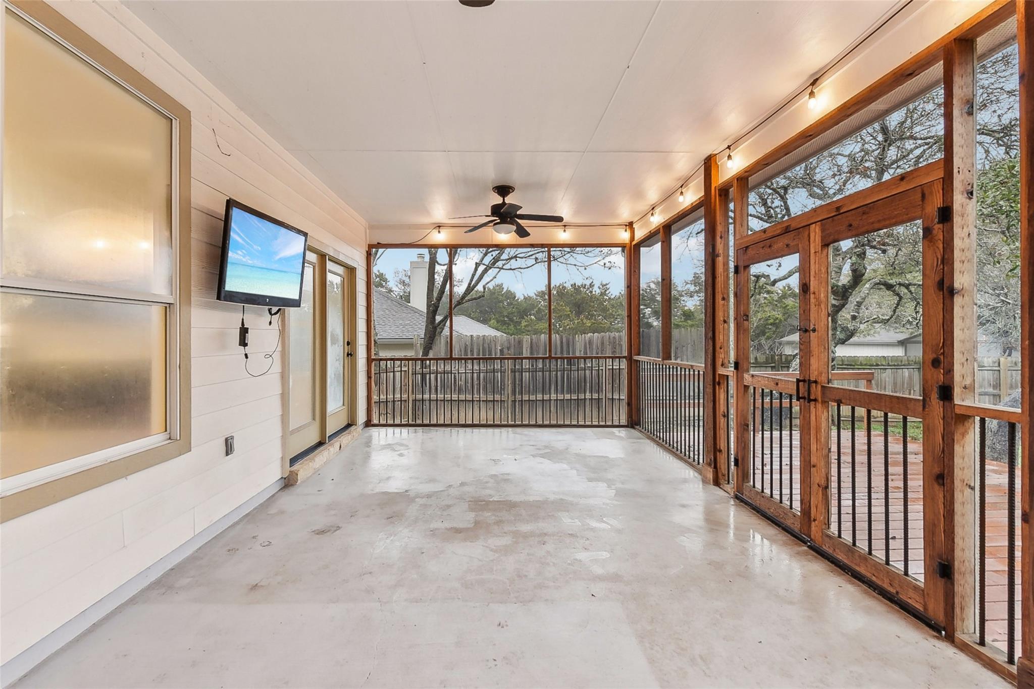 8 Rock Hollow Cir, Wimberley, TX 78676