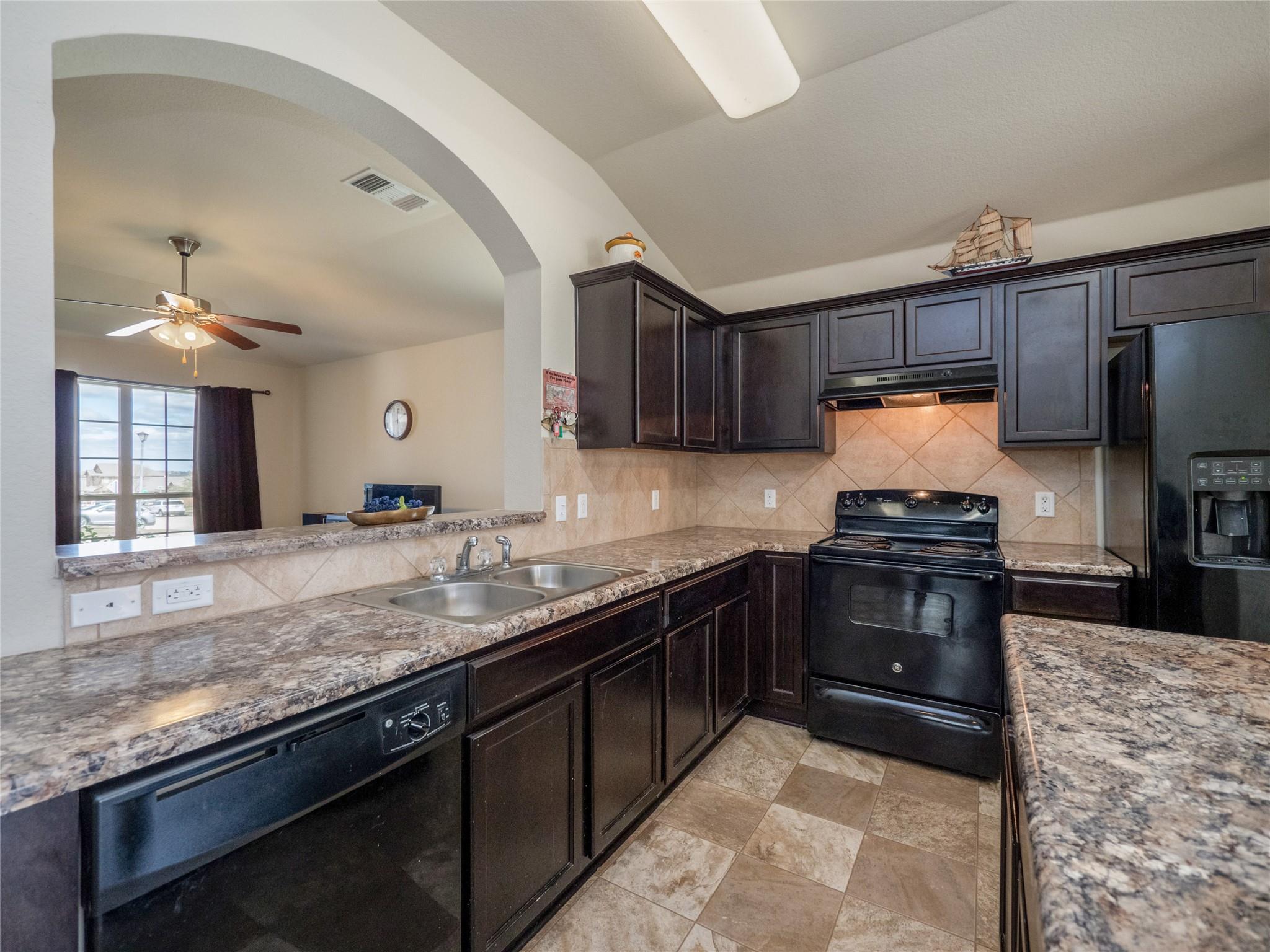 412 Amber Ln, Jarrell, TX 76537
