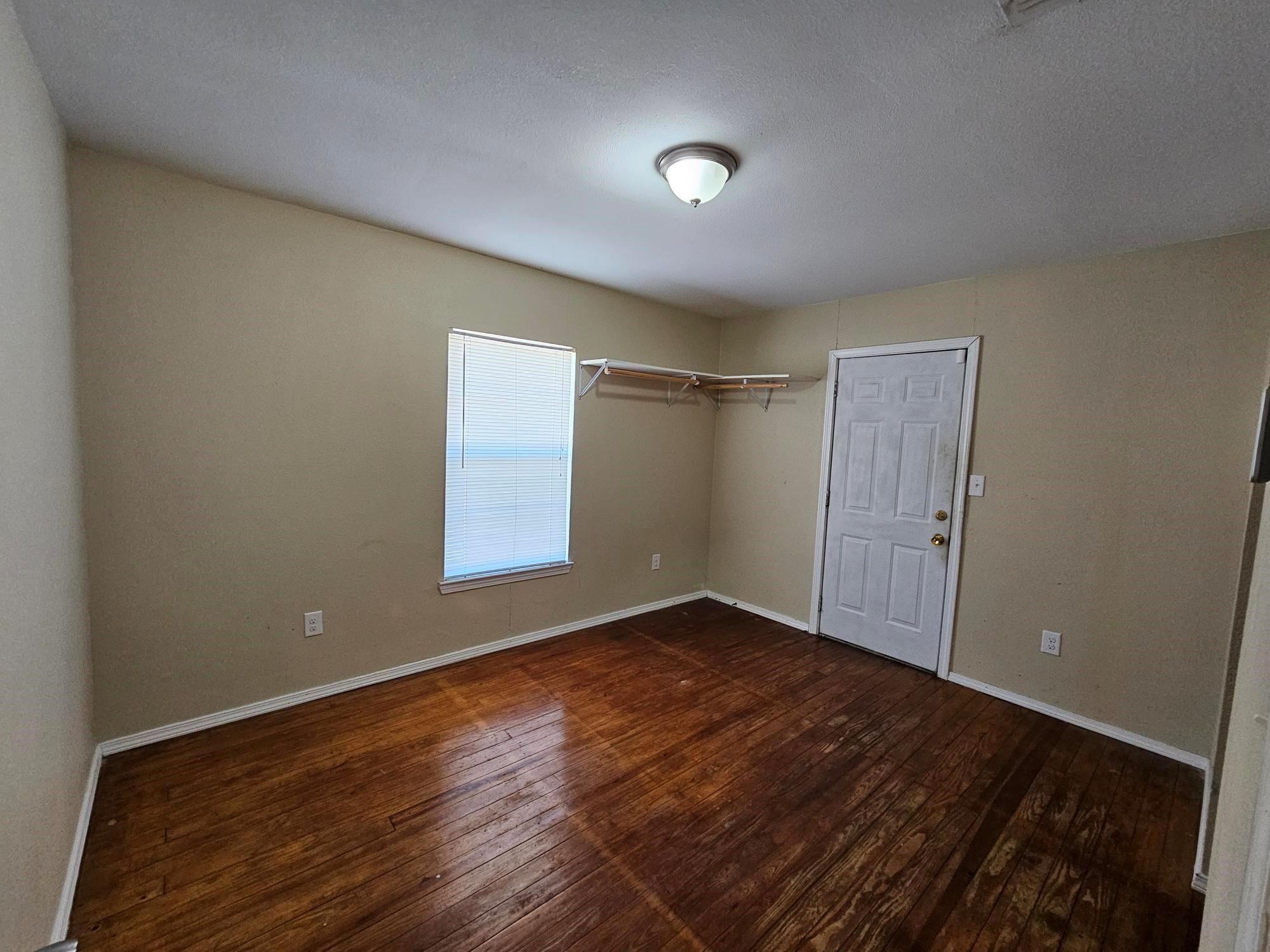 312 E Jones St, Luling, TX 78648