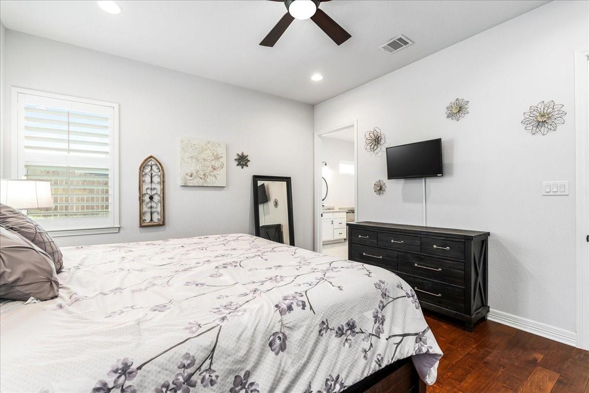 712 Newport Dr, Spicewood, TX 78669