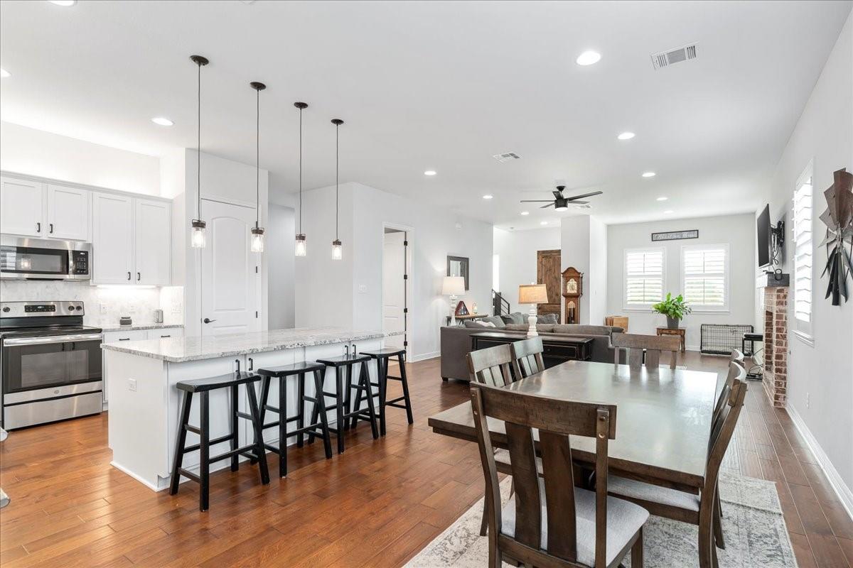 712 Newport Dr, Spicewood, TX 78669