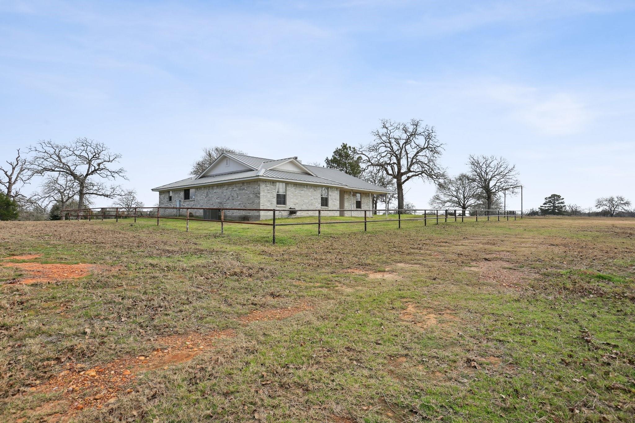 596 Nink Rd, Smithville, TX 78957