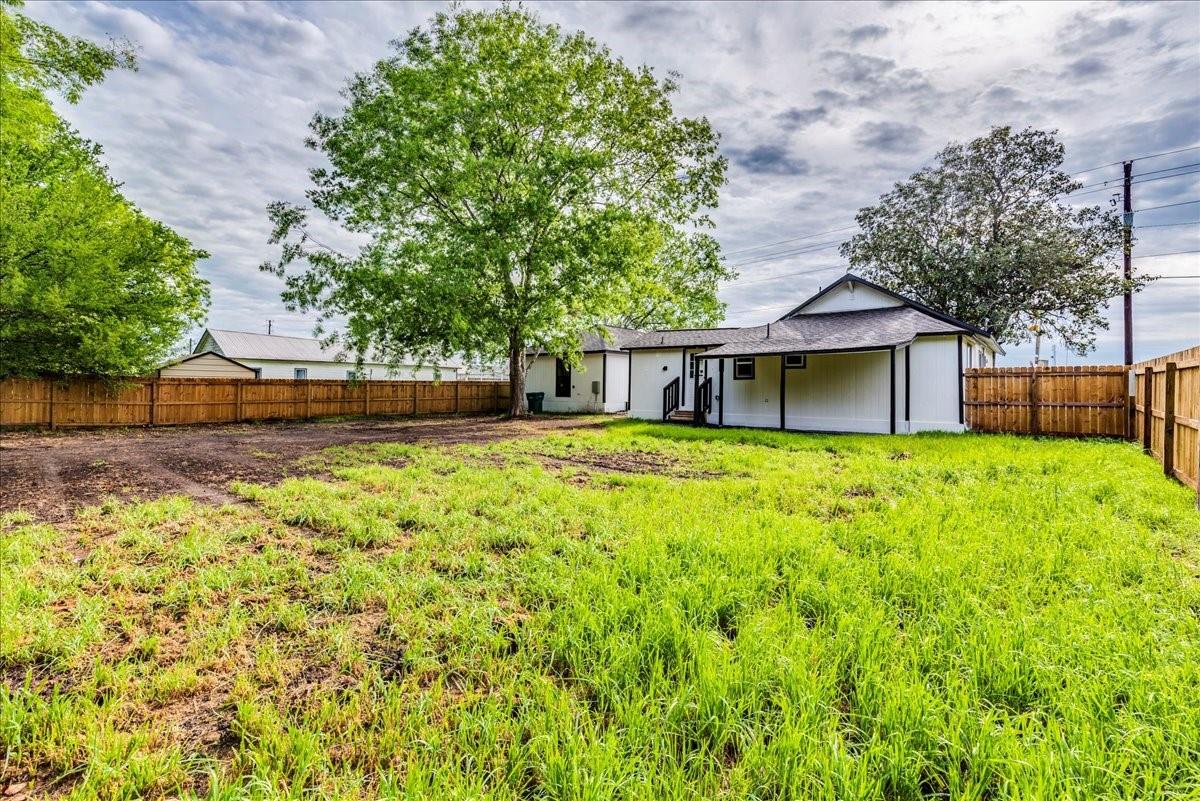 112 Gazley St, Smithville, TX 78957