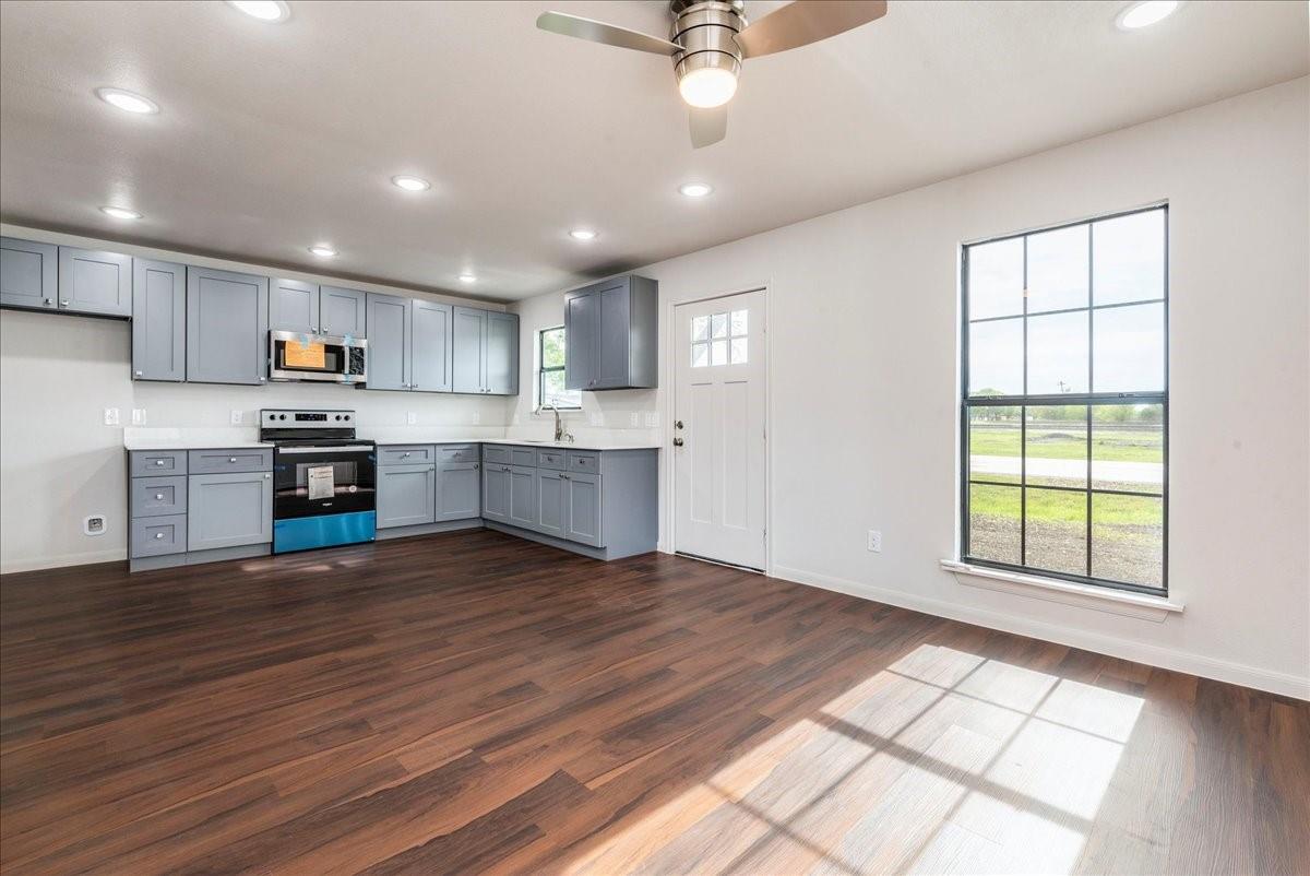 112 Gazley St, Smithville, TX 78957