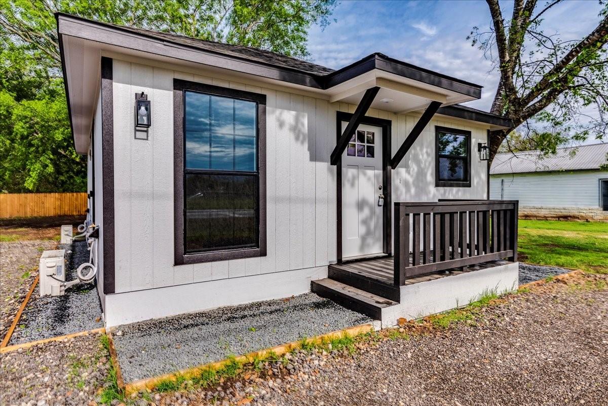 112 Gazley St, Smithville, TX 78957