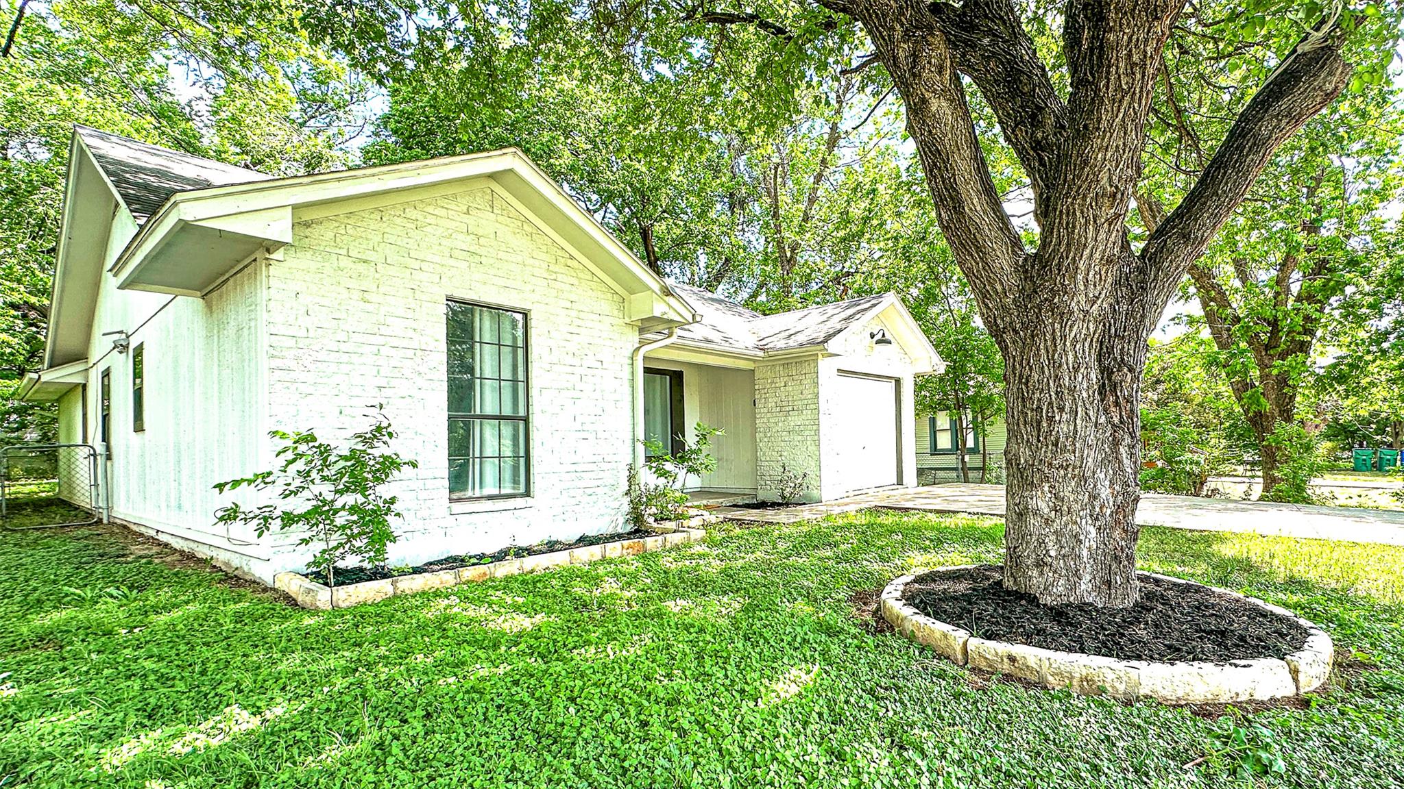 1114 W 3rd St, Taylor, TX 76574
